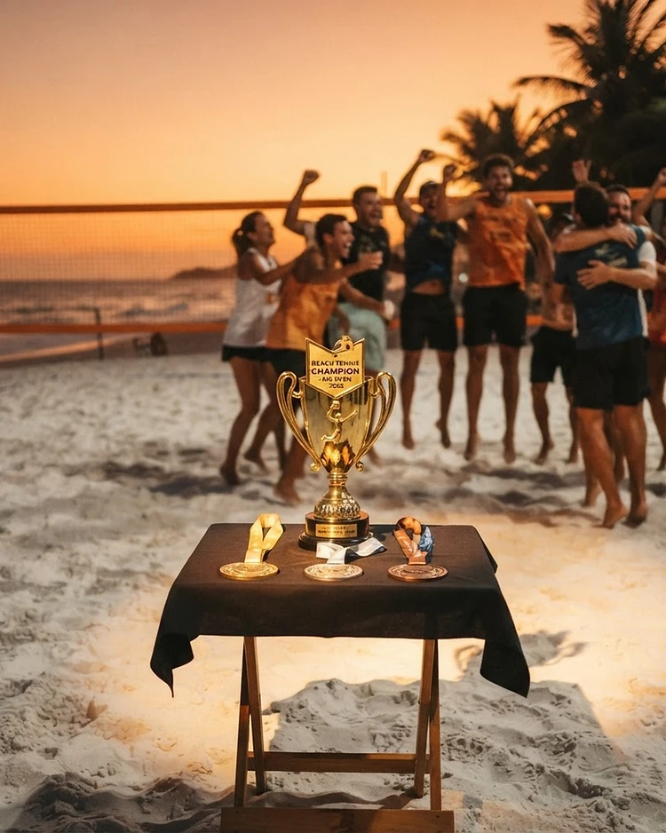Troféu e atletas comemorando