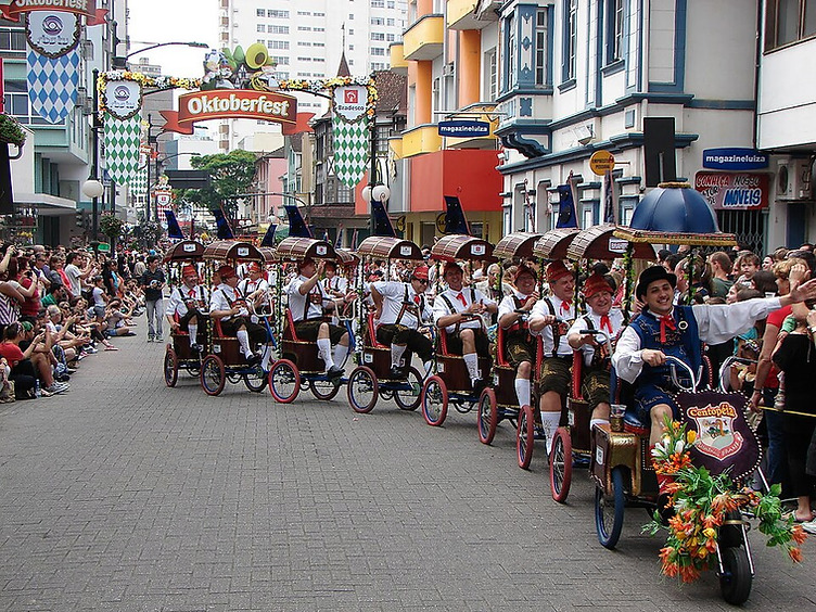 Centopéia da Oktoberfest desfilando em rua central de Blumenau, Santa Catarina