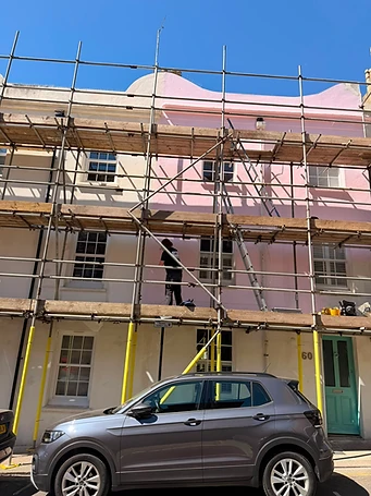 Safe-Bricks operative working at high level on scaffold platform