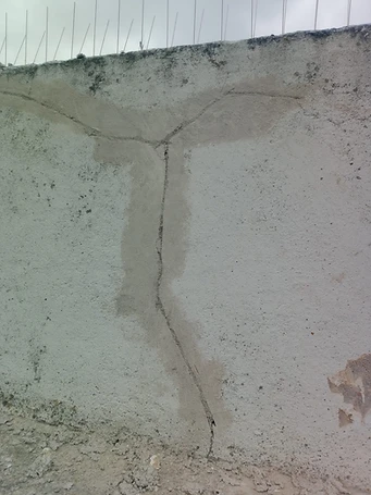 Render cracking and delamination at parapet level