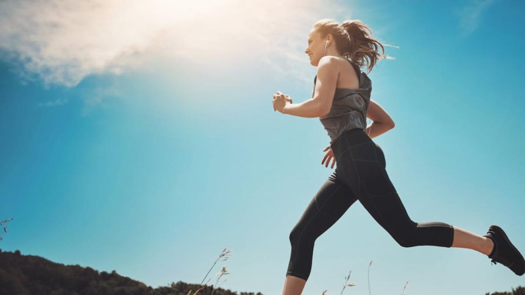 Mujer corriendo al aire libre