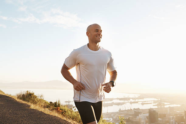 Hombre corriendo al atardecer