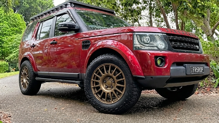 Tommy's red Land Rover Discovery 4 on bronze Evo Corse 18in wheels