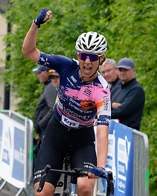 Cycliste félicitant sa victoire, bras levés sur la ligne d'arrivée
