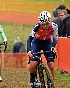 Coureuse de cyclo-cross dans un virage boueux