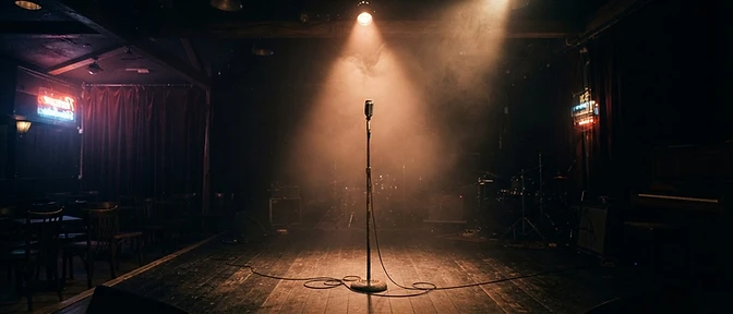 Tom dansebandScene med mikrofonstativ under spotlight