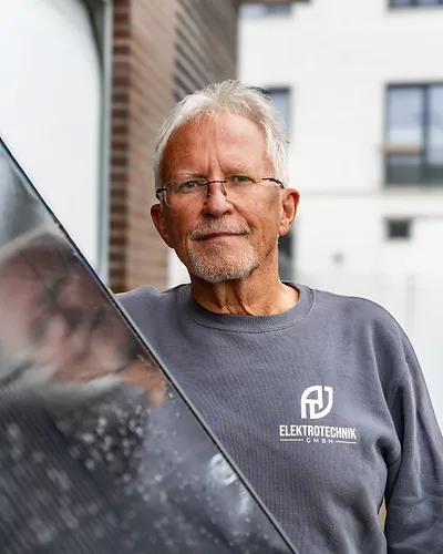Kollege von A&J montiert ein Solarmodul auf dem Dach