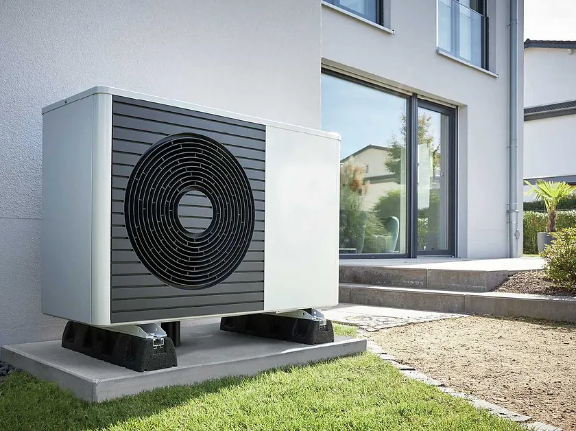 A&J Elektrotechnik bei der Installation einer Wärmepumpe