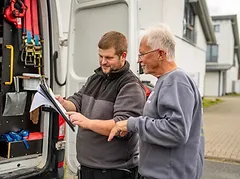 Besprechung am Servicefahrzeug