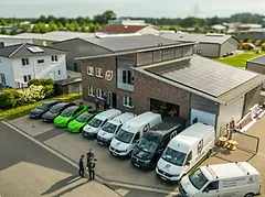 Firmensitz von A&J Elektrotechnik in Rastede mit Fahrzeugflotte