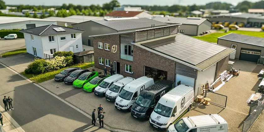 Firmensitz von A&J Elektrotechnik in Rastede mit Fahrzeugflotte