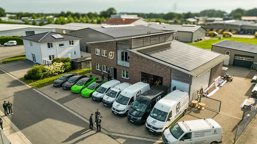 Firmensitz von A&J Elektrotechnik in Rastede mit Fahrzeugflotte