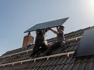 Solarmodul-Montage auf dem Dach