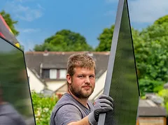 Monteur mit Solarpanel