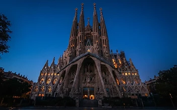 Sagrada Família al anochecer: cómo llegar en taxi y aprovechar la visita