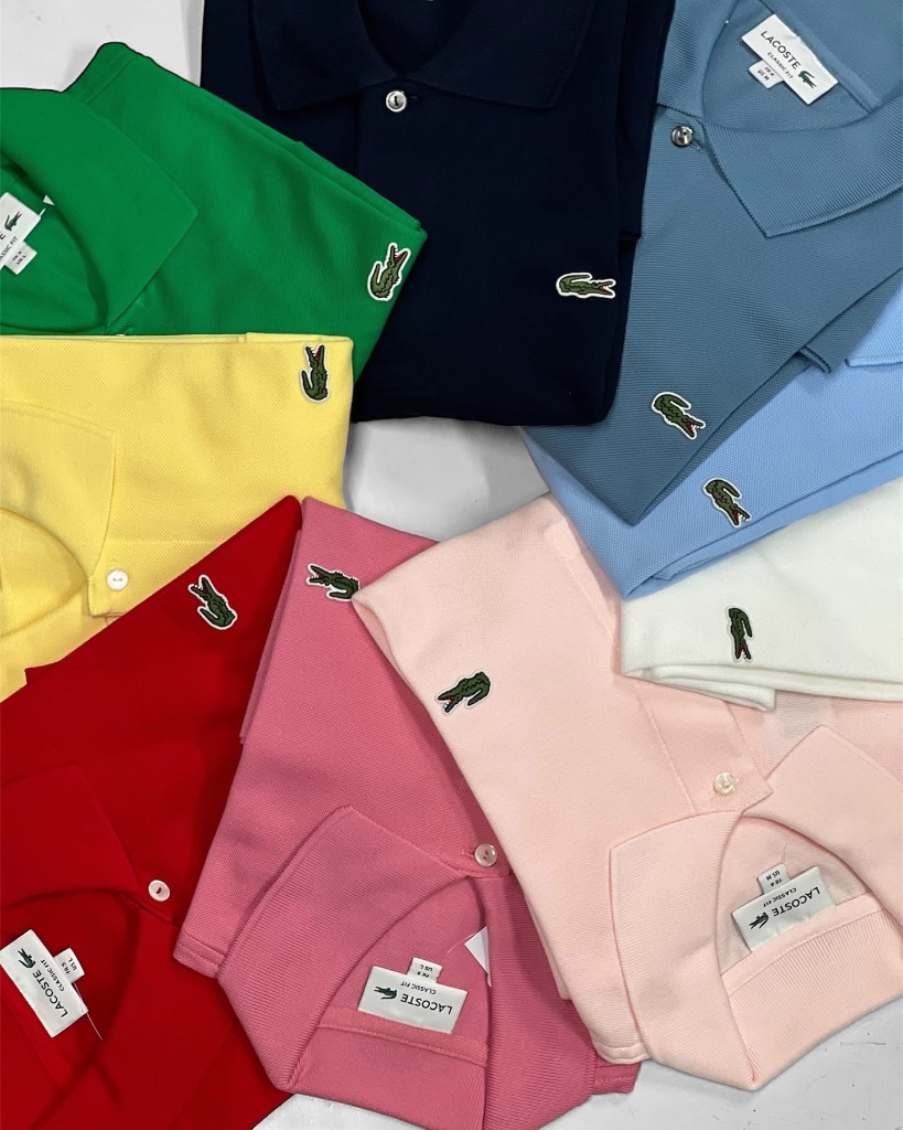 Polo Lacoste colorate disposte a ventaglio