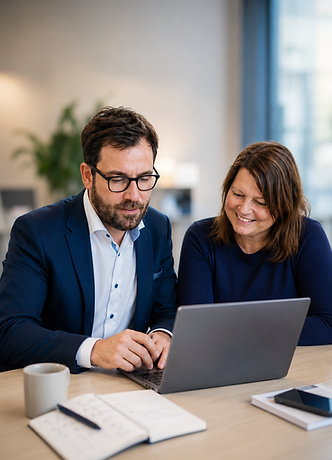 Thomas und Susanne arbeiten gemeinsam am Laptop