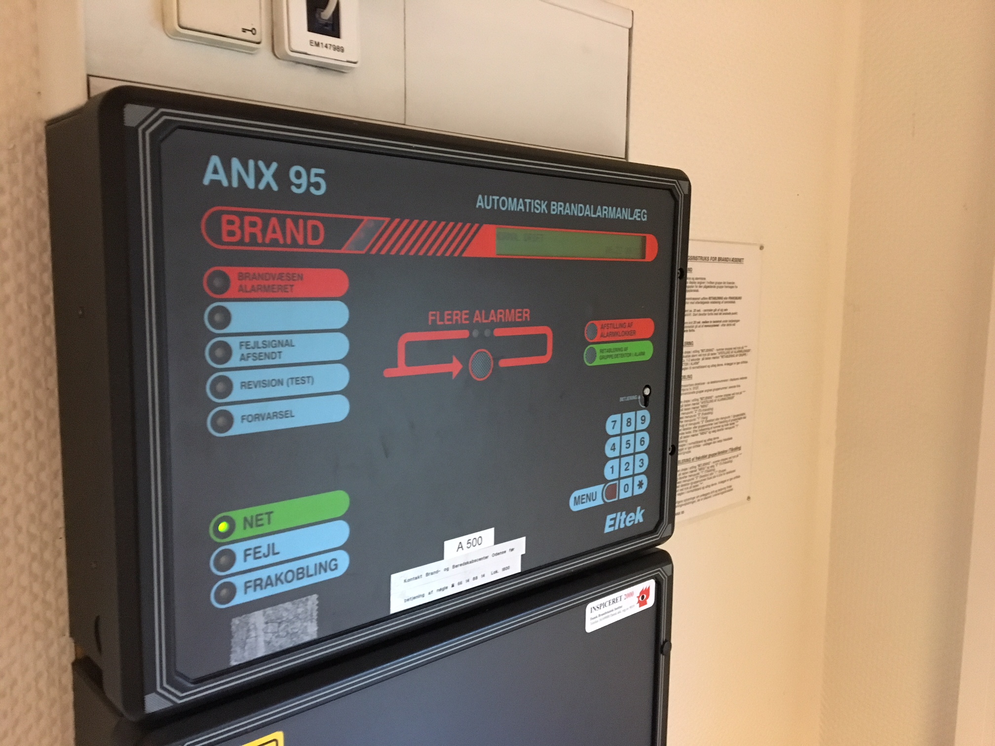 Eltek ANX 95 – konvensjonell brannalarmsentral med numerisk tastatur og lysindikatorer, som nå er utgått fra produksjon.