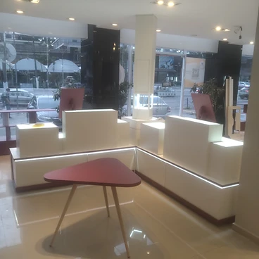 Loja com mobiliário comercial montado
