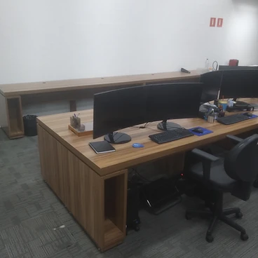 Bancadas de escritório montadas
