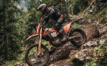 Mastering the Descent: How to Ride Downhill Enduro Safely