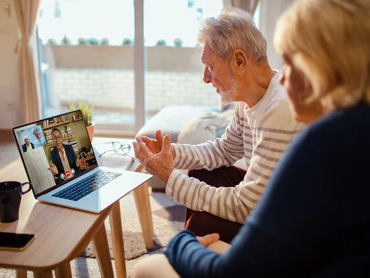 Couple en téléconsultation avec une professionnelle de la santé