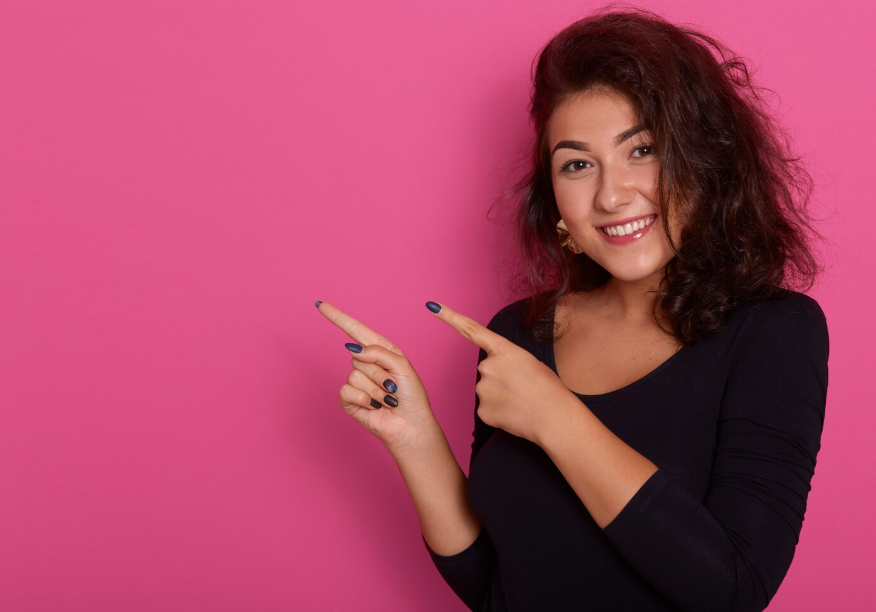 Criadora de conteúdo apontando para o texto do hero