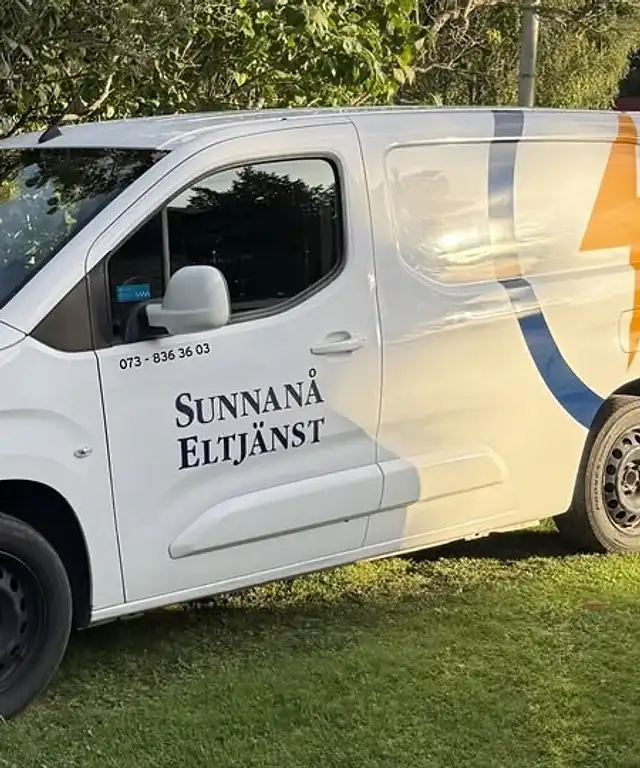 Elektriker från Sunnanå Eltjänst arbetar med elinstallation i Skellefteå