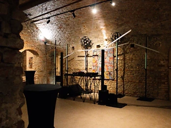 Setup DJ in volta di mattoni con dipinto