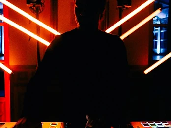 DJ silhouette con tubi arancioni a V