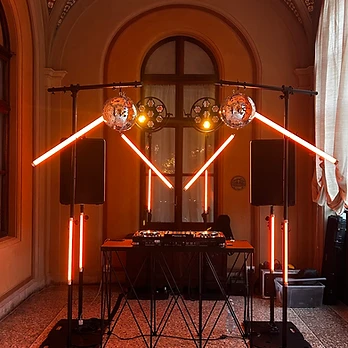 Setup DJ in sala con soffitto a volta affrescato