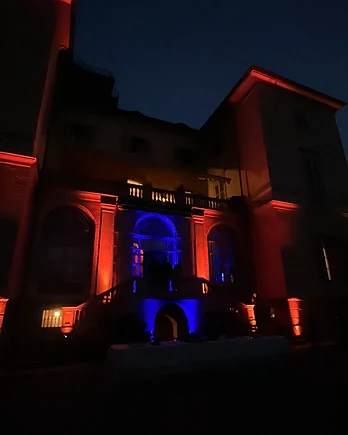 Esterno villa illuminata al crepuscolo