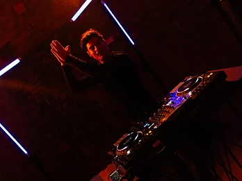 DJ che applaude con luci arancioni