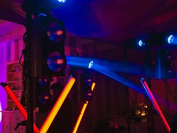 Light rig con spot blu e tubi arancioni
