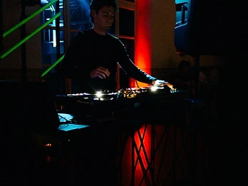 DJ silhouette con luce blu e rossa