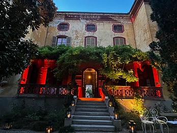 Facciata storica con uplight rosso e blu