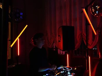DJ silhouette con light bar arancioni