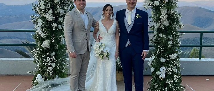 Tato Moraes ao lado do casal no altar durante cerimônia ao ar livre