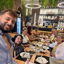 Guia e clientes à beira-mar