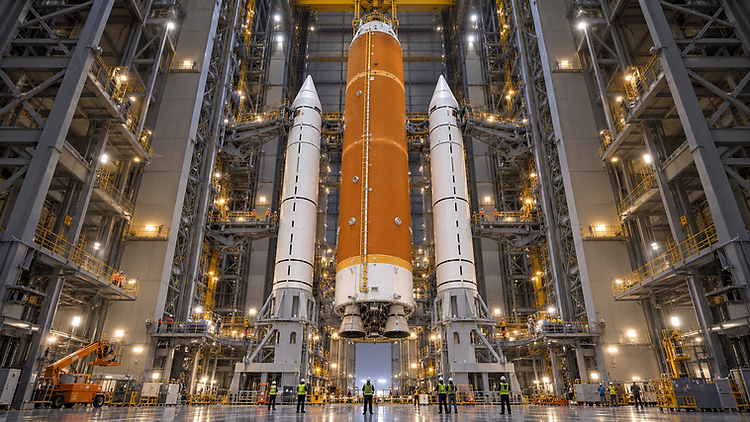 Artemis III: Ο κεντρικός πύραυλος SLS ενώθηκε με τους δύο προωθητές