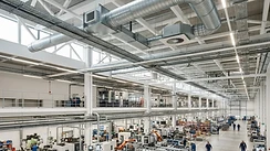 Effiziente Hallenkühlung mit R32-Invertertechnik und Automation