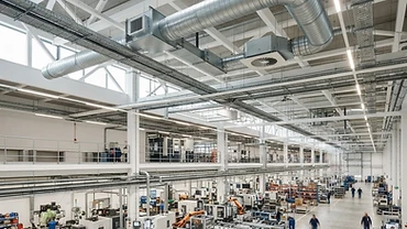 Effiziente Hallenkühlung mit R32-Invertertechnik und Automation