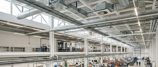 Effiziente Hallenkühlung mit R32-Invertertechnik und Automation