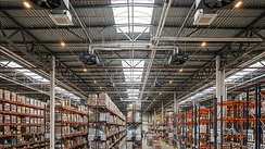 Hallenheizung mit Daikin: R290-Luft-Wasser-Kaskaden und Deckenlufterhitzer im Praxis-Check