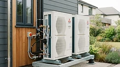 Mehrfamilienhaus-Modernisierung mit Mitsubishi Electric: Ecodan-Kaskaden und Zubadan-Technik für hohe Vorlauftemperaturen