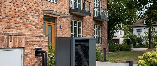 Wohngebäude effizient heizen: S-Klima setzt auf R290-Monoblock und dezentrale Luft-Luft-Systeme im Altbau