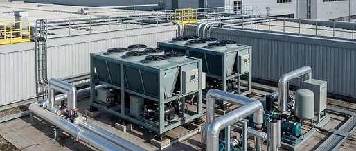 Hydronische Hallenkühlung mit R32 Inverter-Systemen