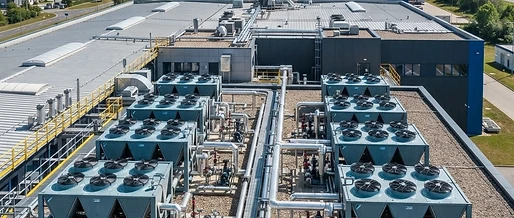Hallenkühlung Industrie: Daikin R-32 Kaltwassersätze optimieren