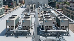 Daikin Kaltwassersätze mit R-32 für Industriehallen kühlen