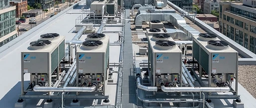 Daikin Kaltwassersätze mit R-32 für Industriehallen kühlen